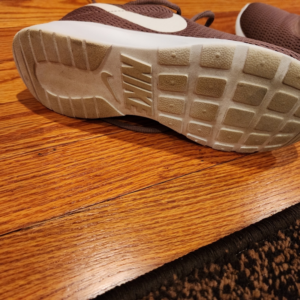 WOMEN Nike Tanjun. EUC - Picture 4 of 6